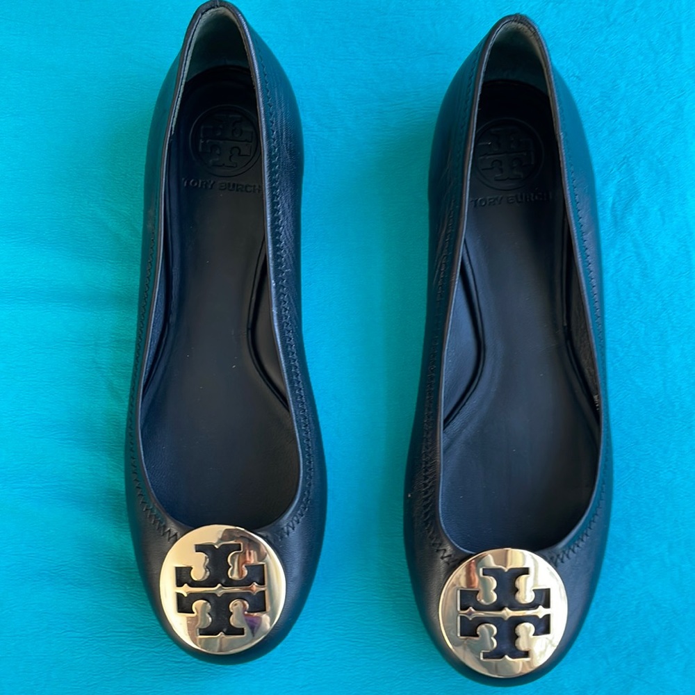Tory Burch size 7, blk flats w/ gold emblem